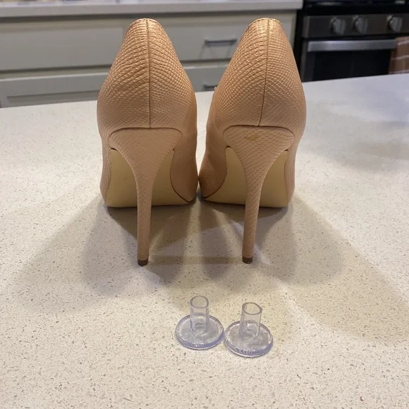 Just Fab light pink scalloped leather heels. EXCELLENT CONDITION - Picture 4 of 5